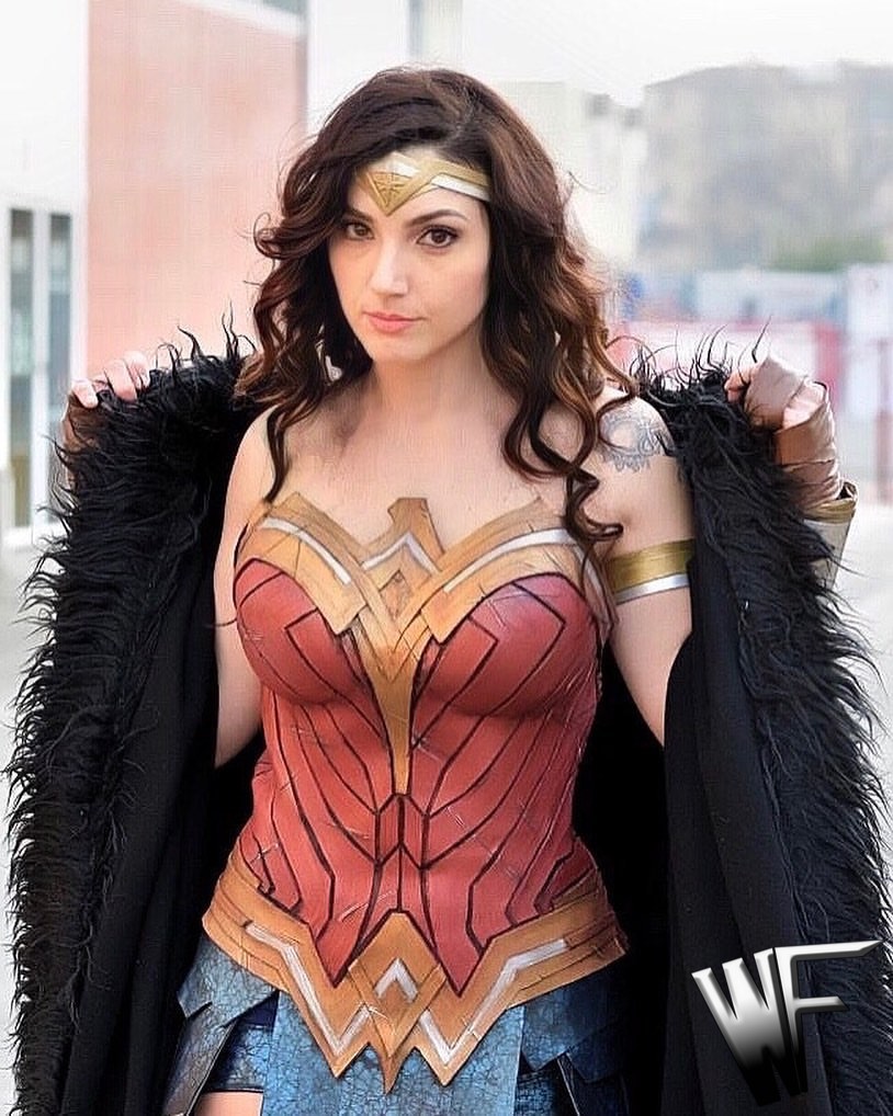 Wonder Woman!  Wonder woman cosplay, Wonder woman costume, Cosplay woman